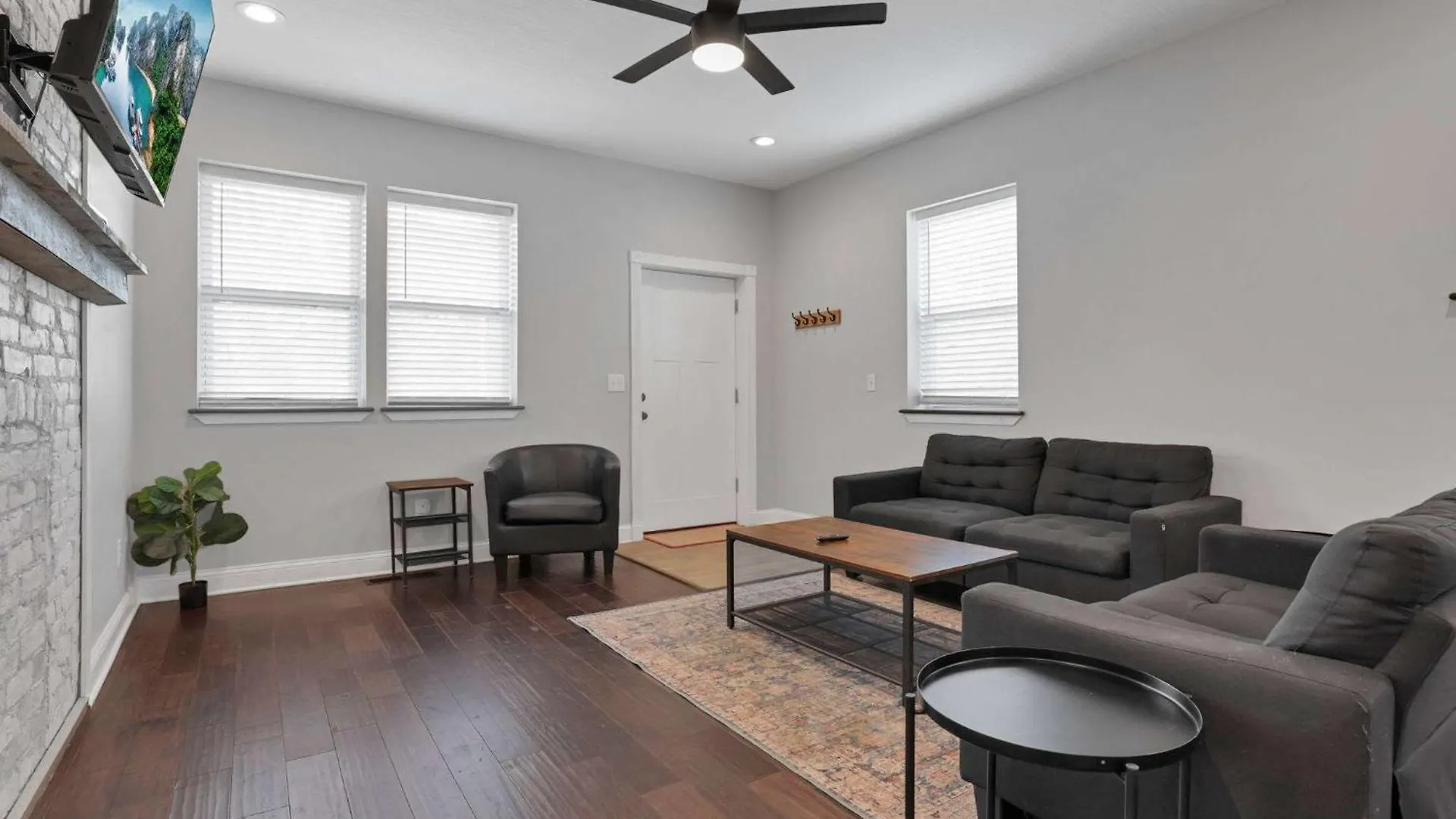 Housepitality - The Urban Roost 1 - Modern Vila Columbus