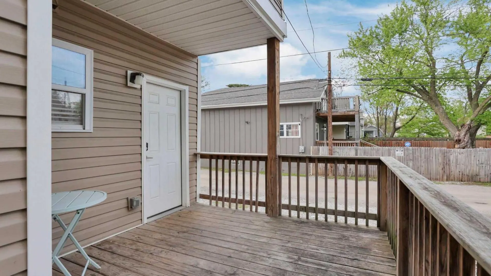 Housepitality - The Urban Roost 1 - Modern Villa Columbus 0*,