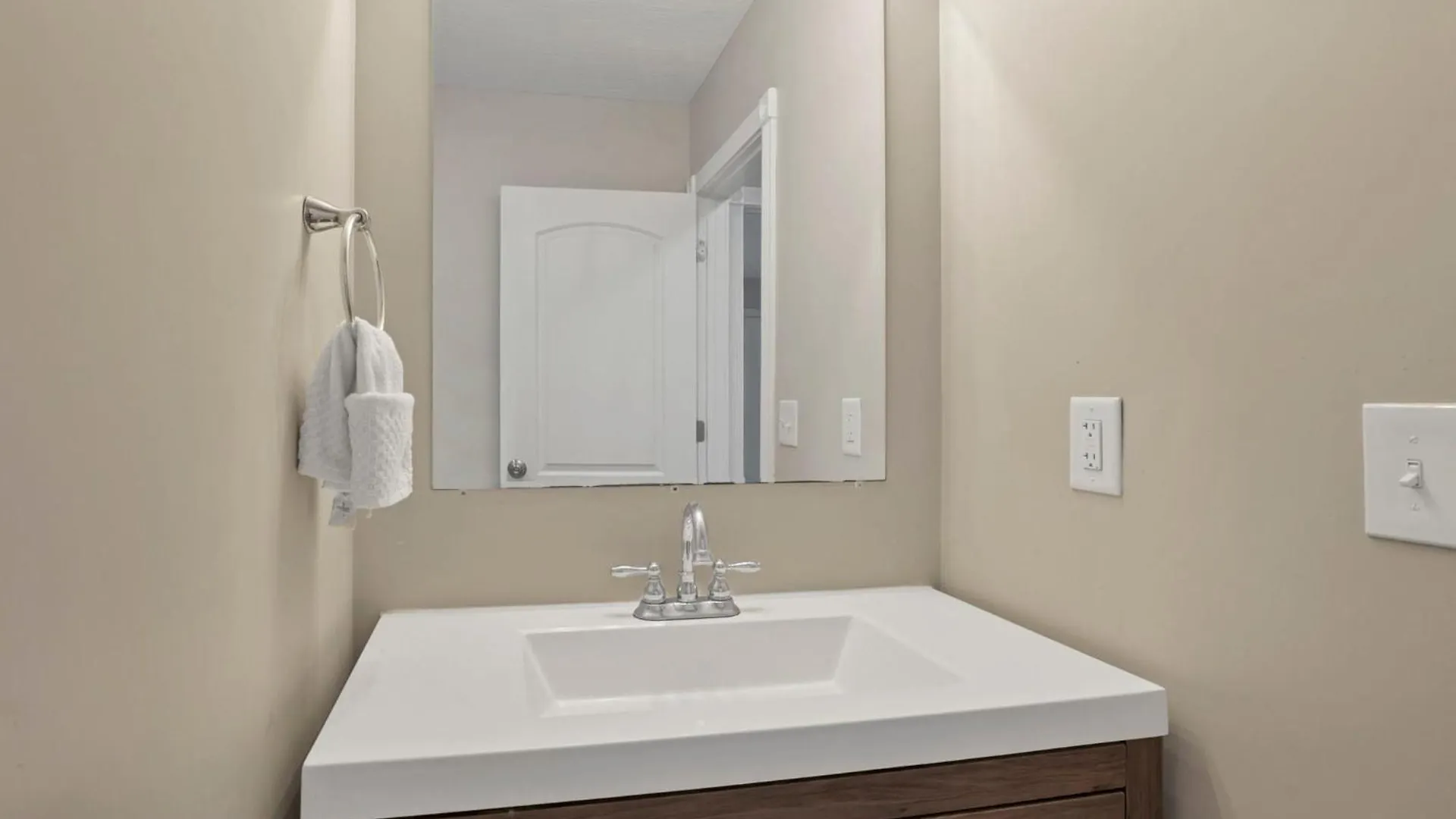 Housepitality - The Urban Roost 1 - Modern Villa Columbus