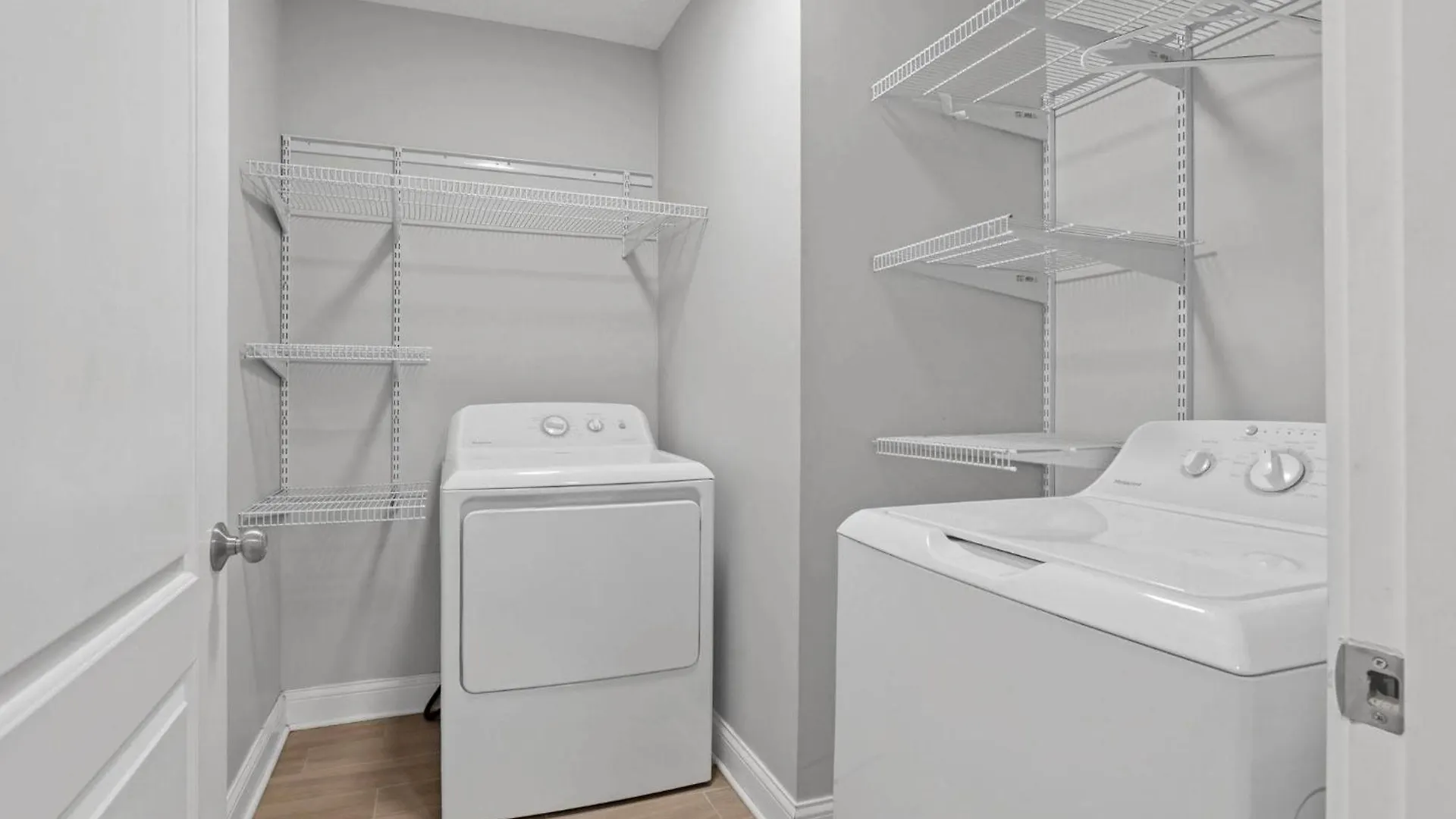 Housepitality - The Urban Roost 1 - Modern Villa Columbus 0*,
