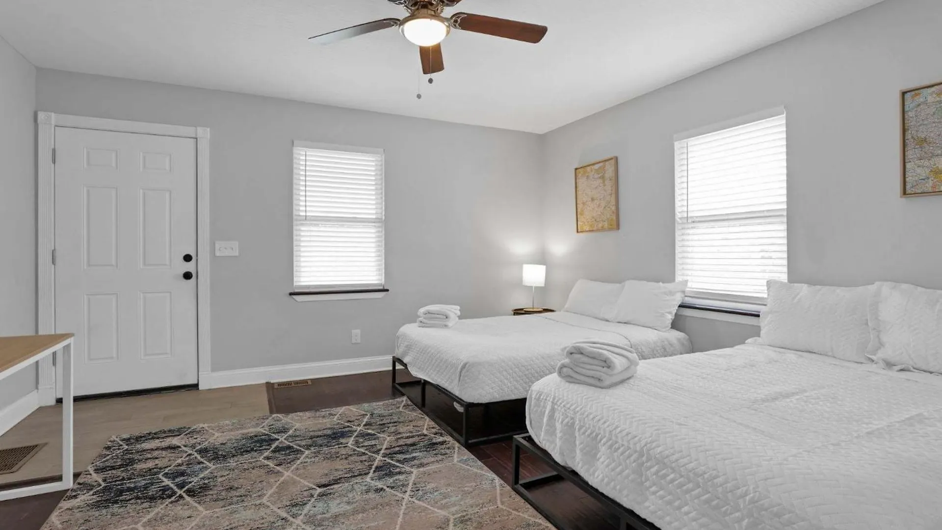 Housepitality - The Urban Roost 1 - Modern Villa Columbus 0*,  ABD