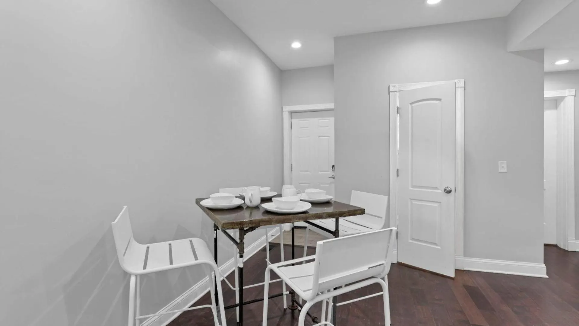 Housepitality - The Urban Roost 1 - Modern Villa Columbus