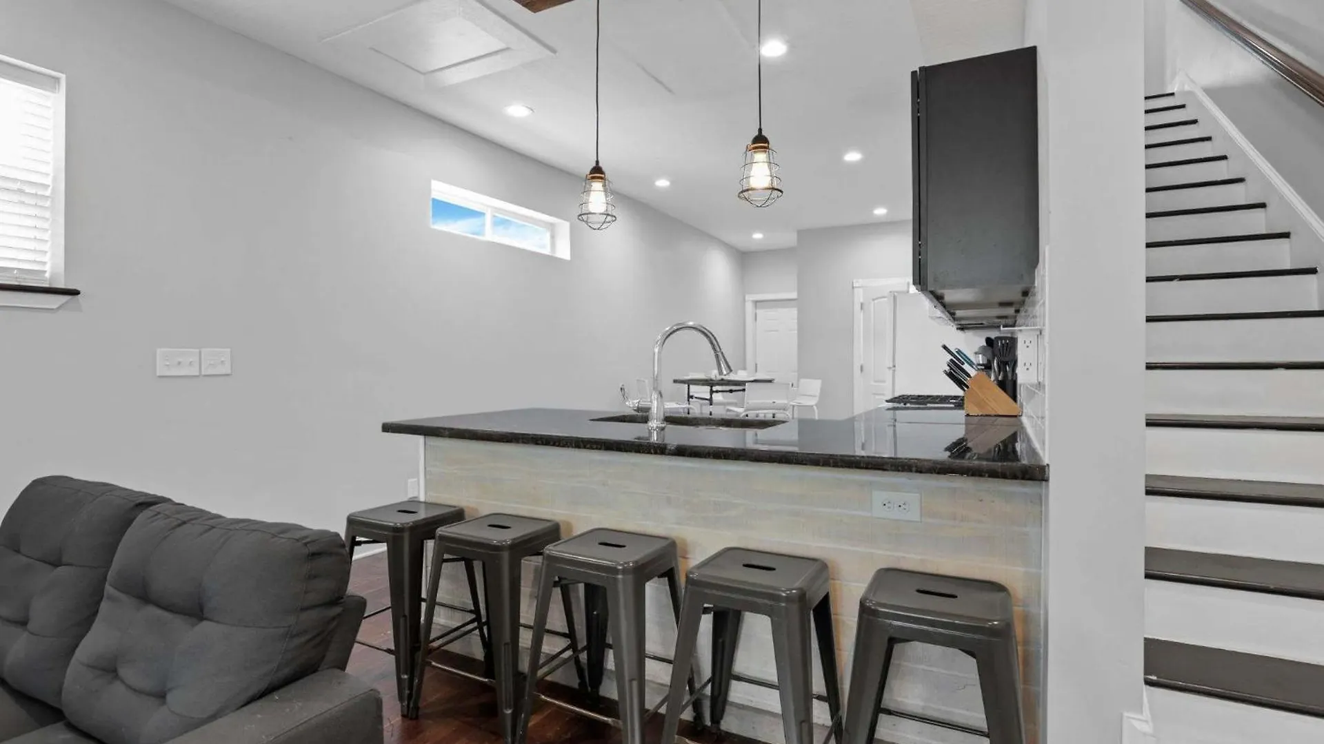 Housepitality - The Urban Roost 1 - Modern Villa Columbus